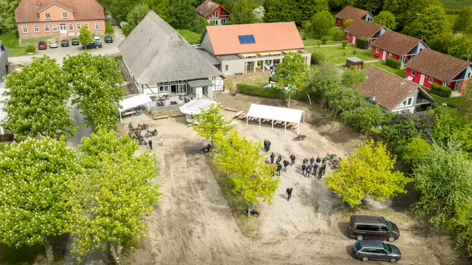 Luftaufnahme des Café Landliebe im Klützer Winkel